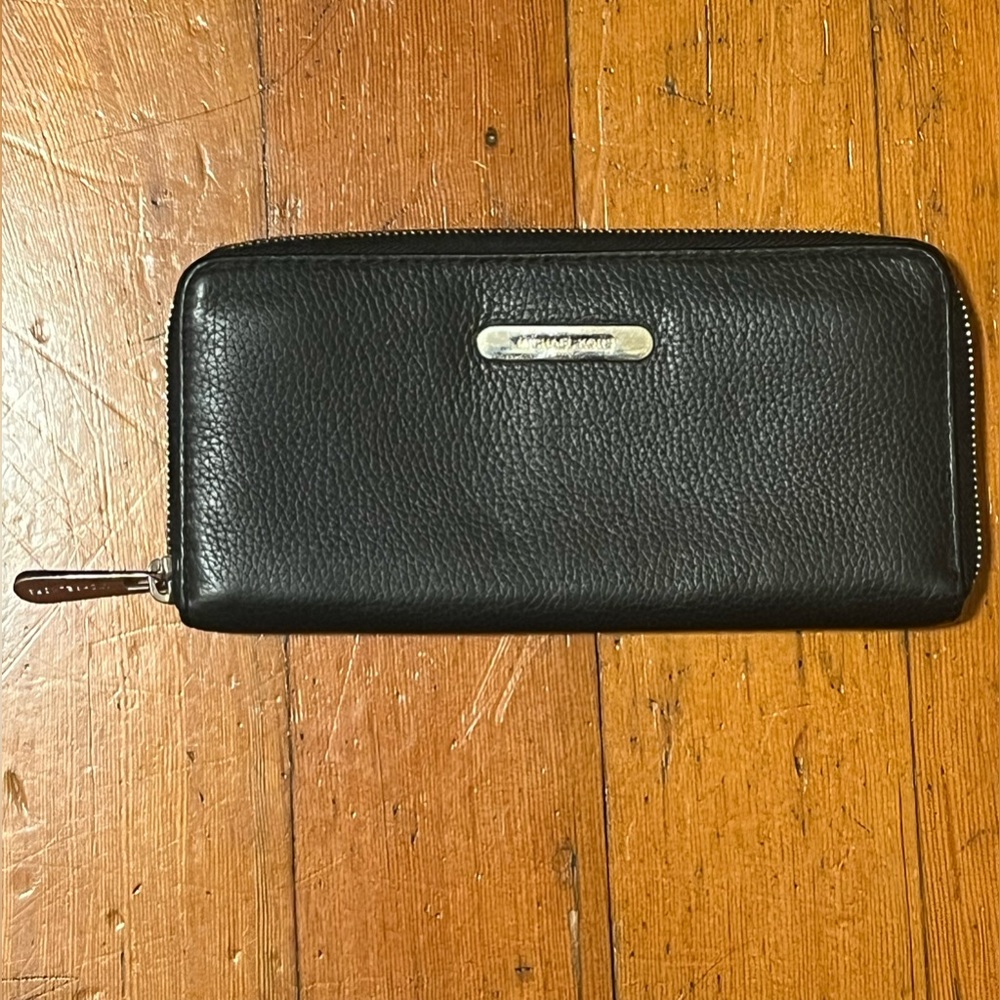 Michael Kors Zippy Wallet pebbled leather